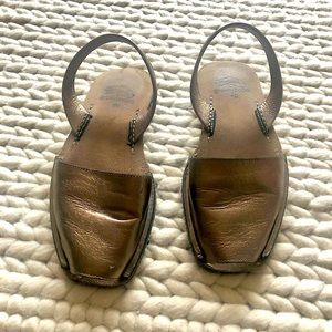 Gravity Pope. Metallic gold sandals.
